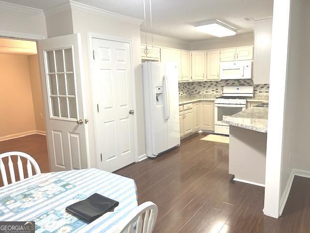 Building Photo - 305 Carriage Chase