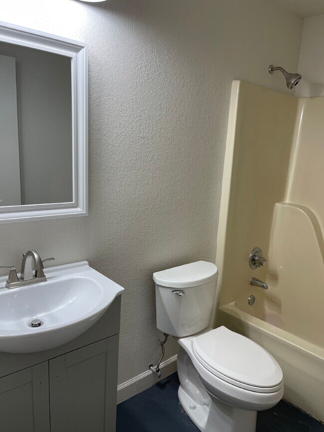 Building Photo - "Charming 3-Bed Home in Jonesboro with Granite Countertops & 2 Full Baths!"