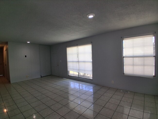Building Photo - 1709 Crestview Dr