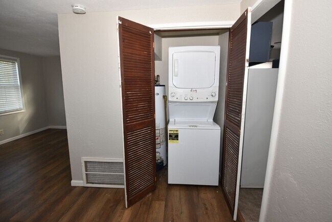 Building Photo - Mishawaka South-side 3 bedroom with a fenc...