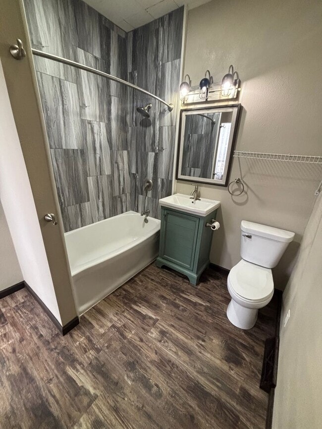 Building Photo - 720 Main St