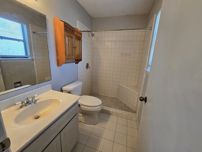 Building Photo - 425 Sunnyside Dr