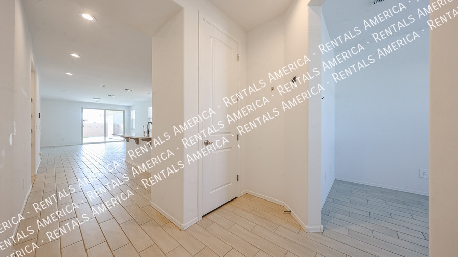 Building Photo - 15689 W Woodlands Ave