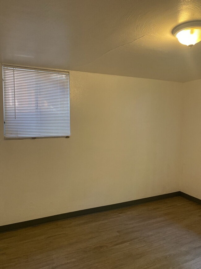 Building Photo - 2BD/1BA Basement Room on The Hill!