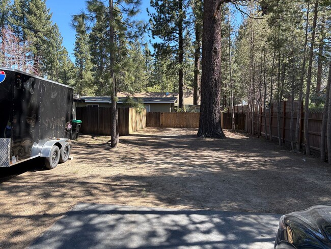 Building Photo - One level cabin with fence yard