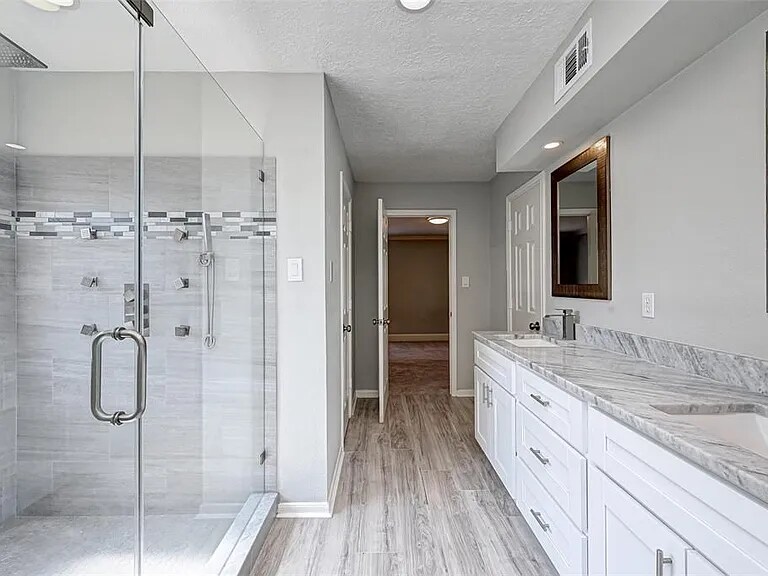 Building Photo - 911 Montview Dr