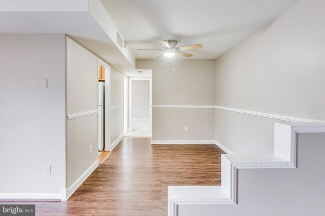 Building Photo - 7611 Maple Ave