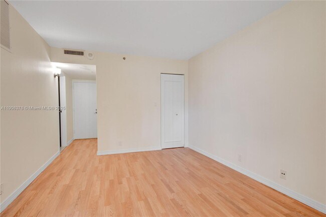 Building Photo - 7601 E Treasure Dr