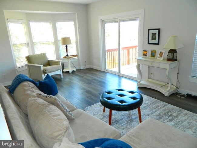 Building Photo - 82 Pebble Ln