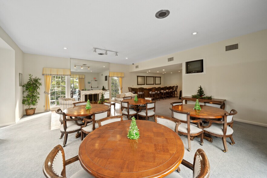 Building Photo - 102 Scholz Plz