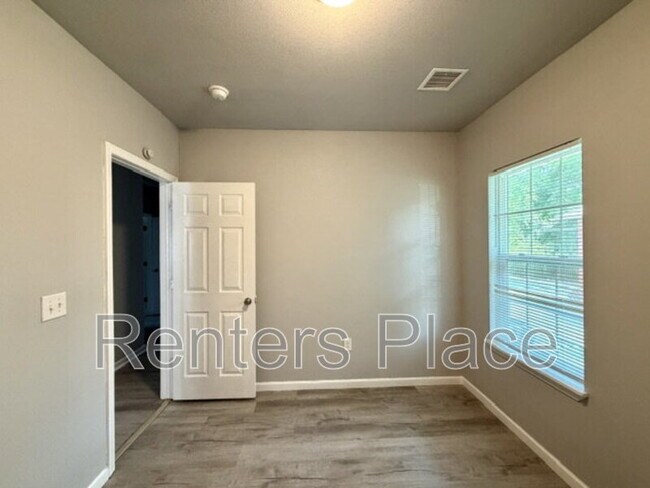 Building Photo - 517 S 40th W Ave