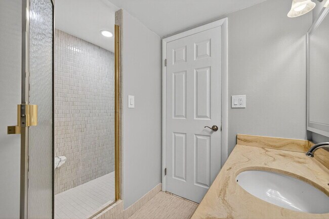 Building Photo - 2600 N Flagler Dr
