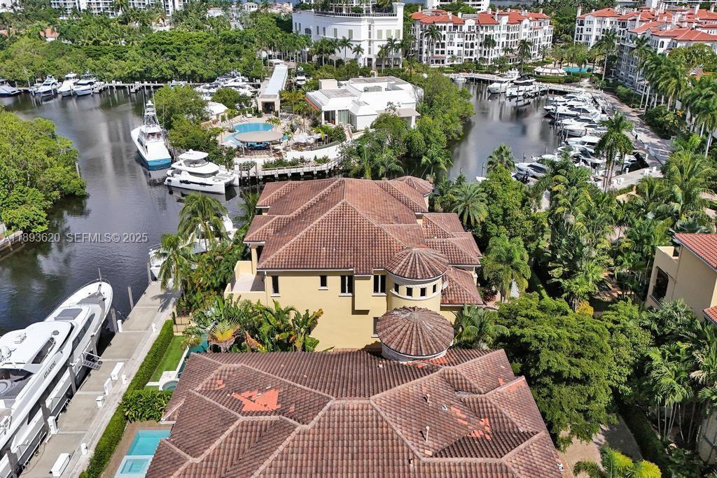 Building Photo - 17001 Collins Ave