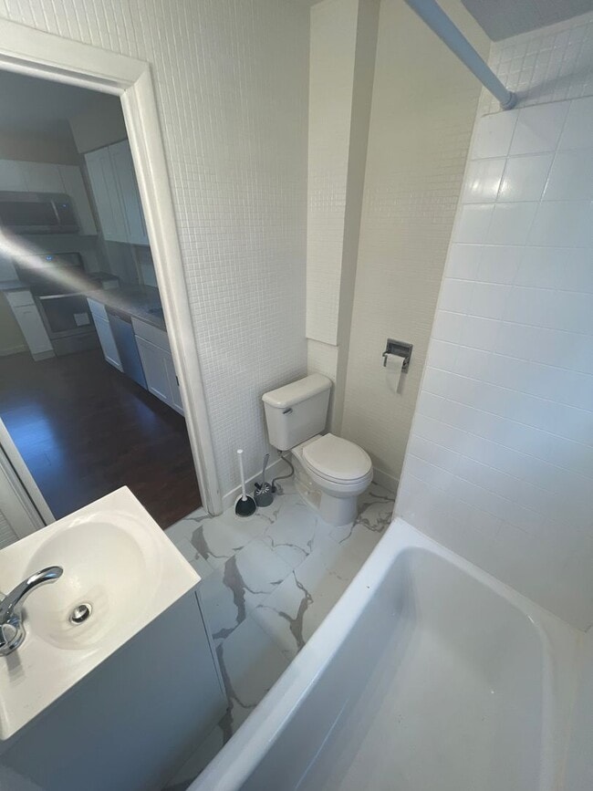 Building Photo - Charming 2 Bedroom Home - Move in Ready
