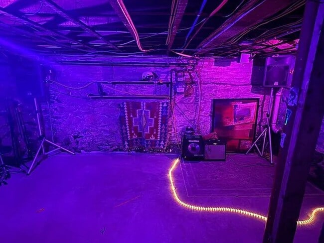 Building Photo - No Fee Single Family House with 5 Parking Spaces Included!  Laundry in Unit!