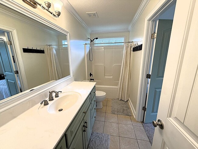 Building Photo - Spacious 4 bed 3 bath Home in Grove Point!