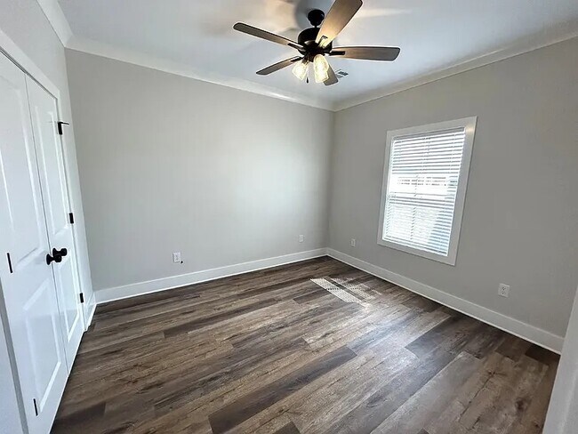 Building Photo - 300 N Rayleigh Dr