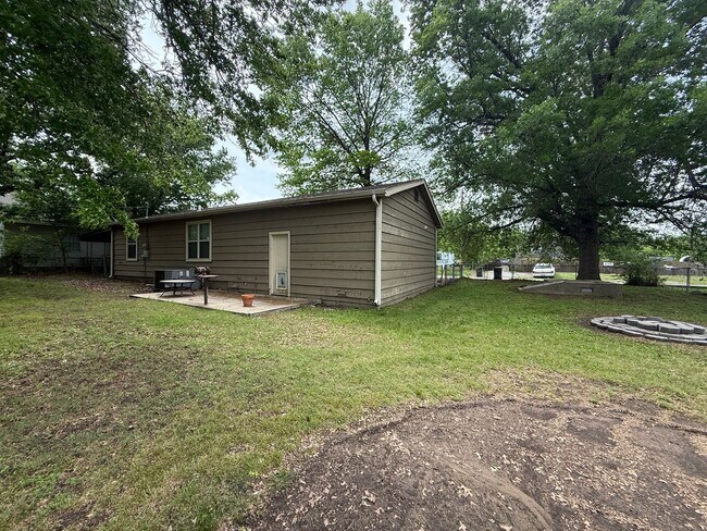 Building Photo - Kellysville 2 bedroom Plenty of Parking, Large fenced yard