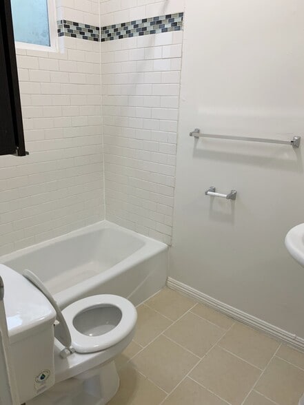 Building Photo - 806 N Poinsettia Pl