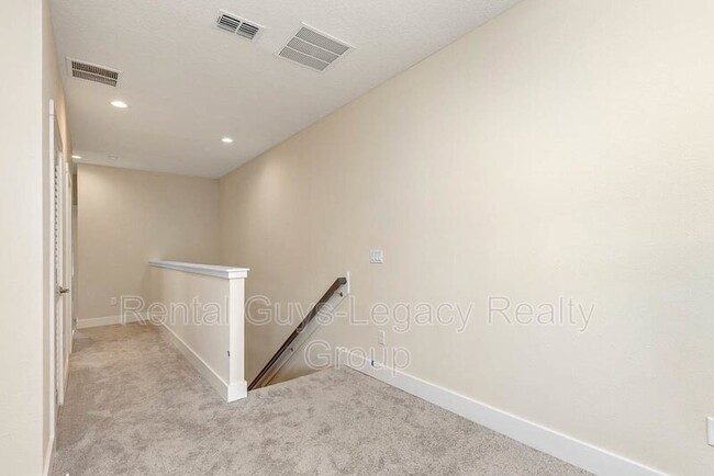 Building Photo - 24 Seaport Ln