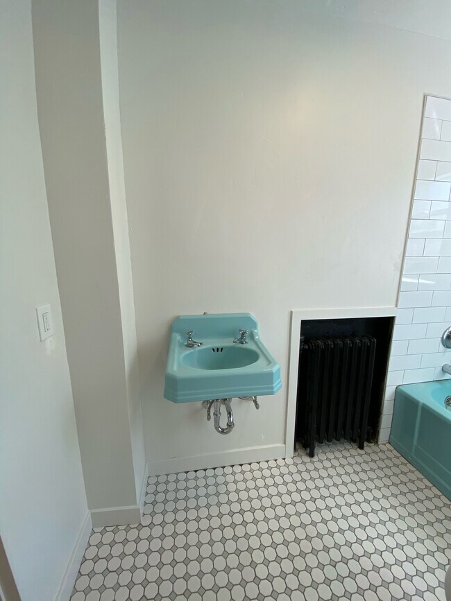 Building Photo - 2445 Custer Ave