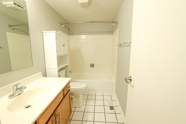 Building Photo - 231 University Ln