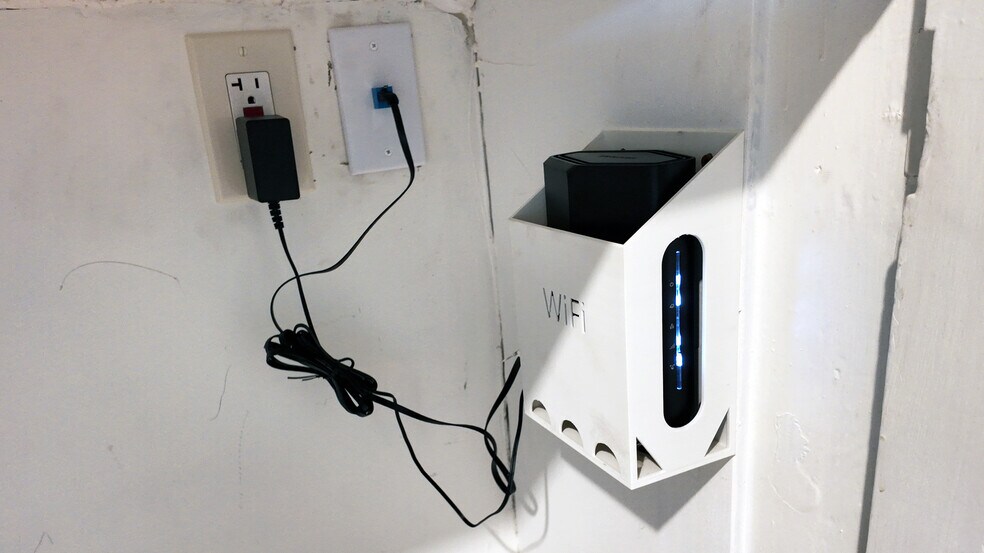 WiFi Router - 12087 Saint Aubin St