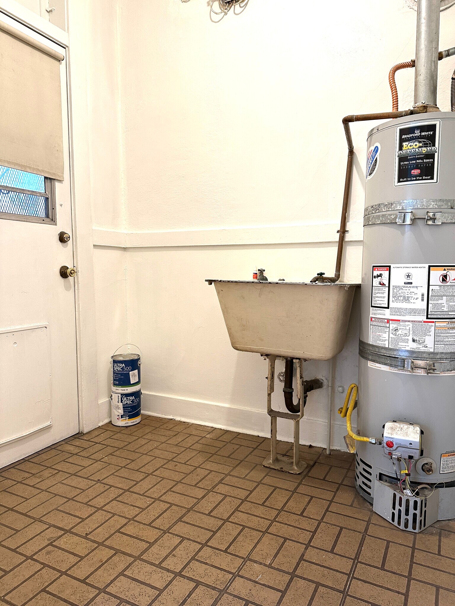 Utility Bike Room - 1134 N Gardner St