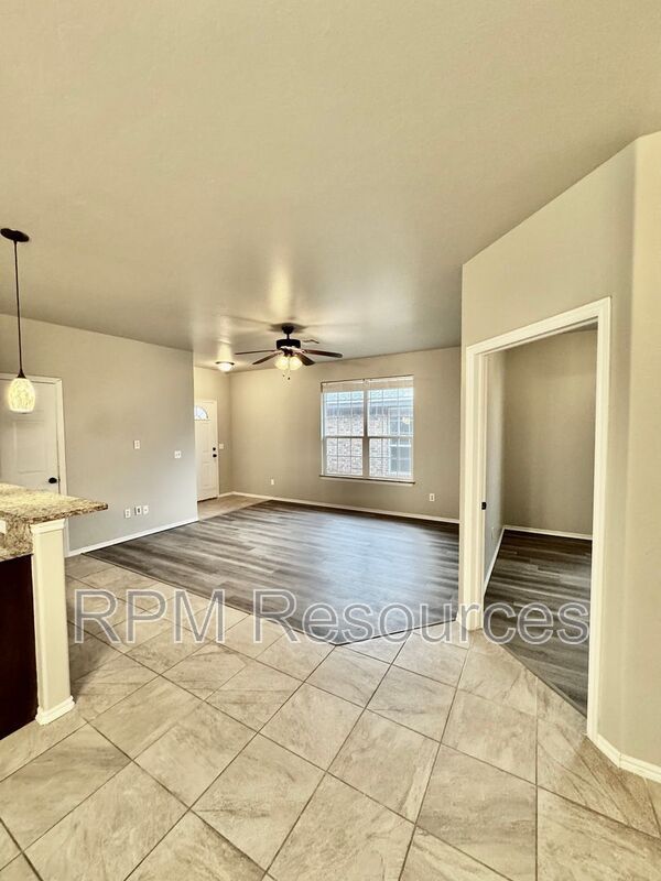 Building Photo - 113 Bison Ct Way