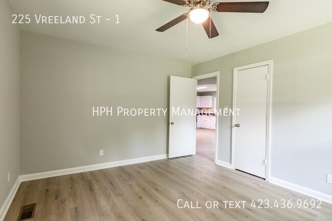 Building Photo - 225 Vreeland St
