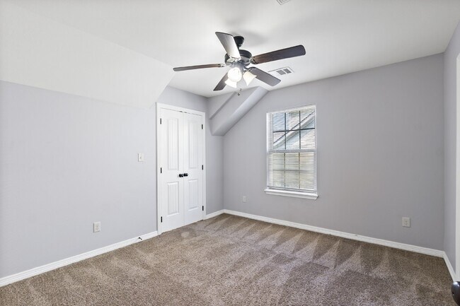 Building Photo - Pre-Leasing for Summer 2026 Move-In