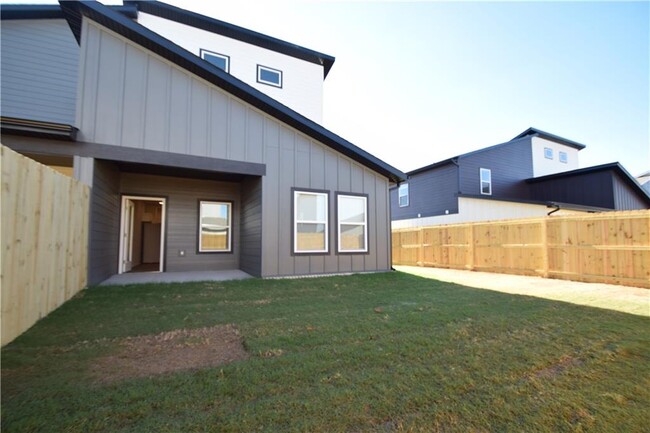 Building Photo - 1504 SW Poigai Wy