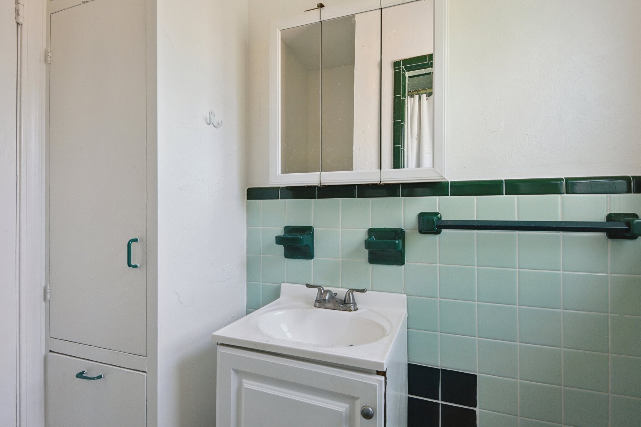 Building Photo - 1919 12th Ave W