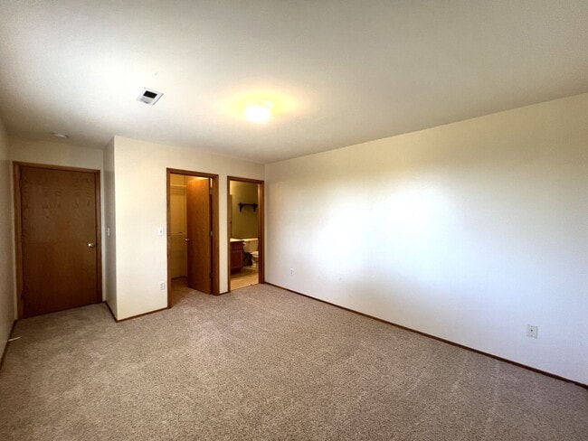 Building Photo - Spacious Craftsman Style Home - Pet Friendly!