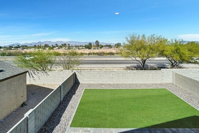 Building Photo - 4051 E Braddock Dr
