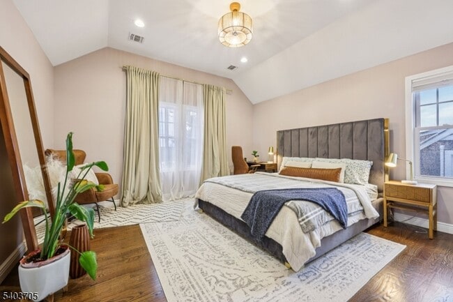 Building Photo - 3-11 Lyons Ave