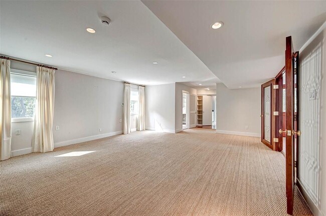 Building Photo - 8986 Chatsworth Dr