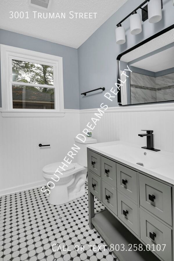 Building Photo - 3001 Truman St