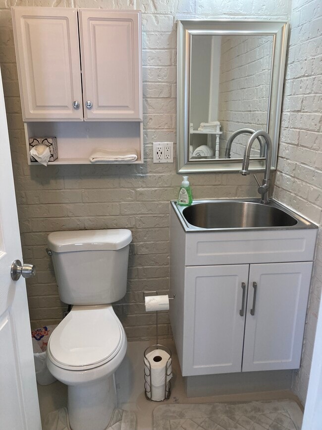 12 Theodore room 1 bath - 12 Theodore Dr