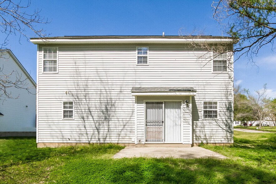 Building Photo - 10115 Northwoods Forest Dr