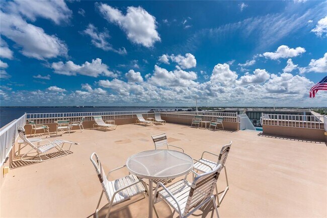 Building Photo - 1500 Park Beach Cir