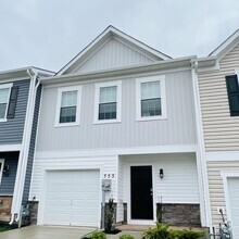 Building Photo - *COMING SOON* 3br 2.5ba Townhome Northeast...