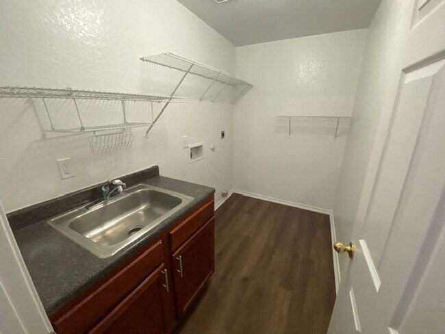 Building Photo - Spacious 3BR/2.5BA Home in San Antonio