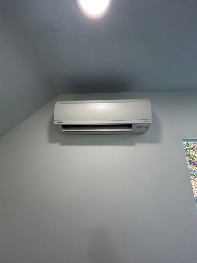 Building Photo - 2050 Roosevelt Ave