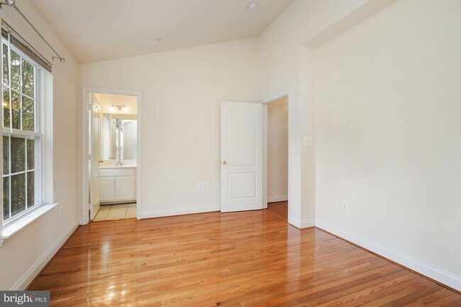 Building Photo - 207 Garden View Way