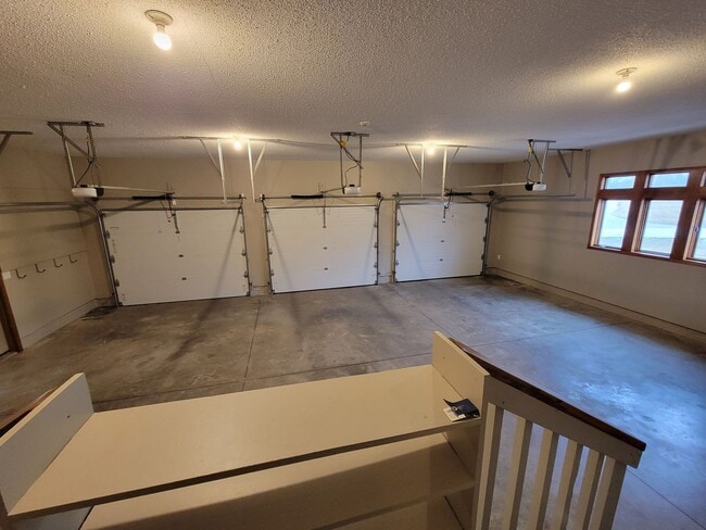 Building Photo - Upscale and Spacious Cedar Falls House for...