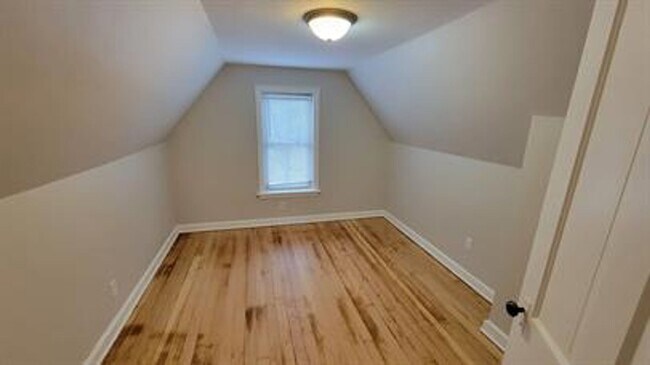 Building Photo - **Charming 1-Bedroom Plus Den Home with Modern Comforts**