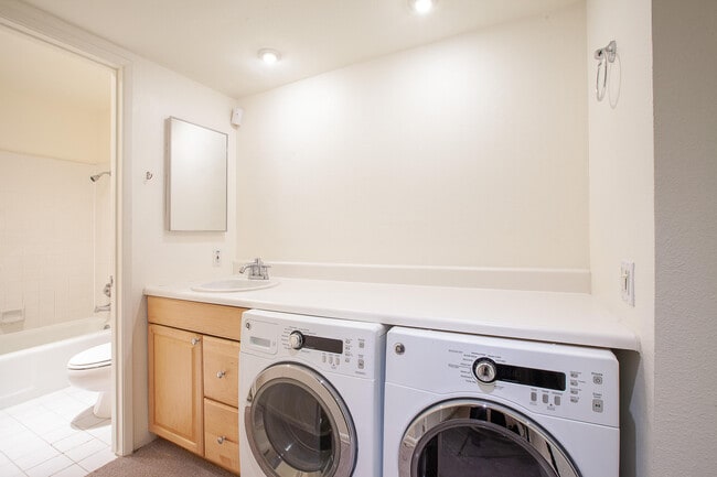 Building Photo - 451 E Vía Carisma