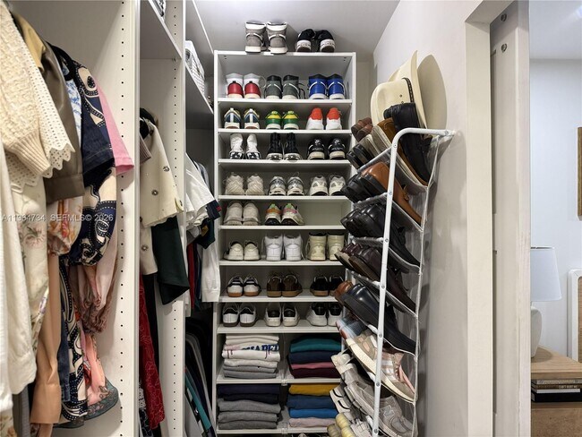 Building Photo - 15896 Kilmarnock Dr