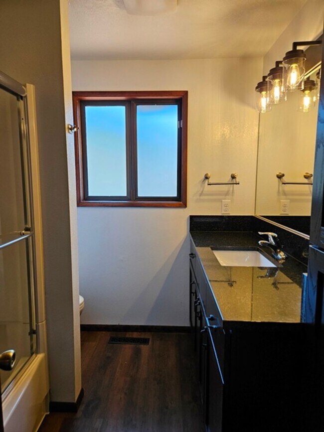 Building Photo - 3Bd/2Ba Single Story Home-For Viewing!